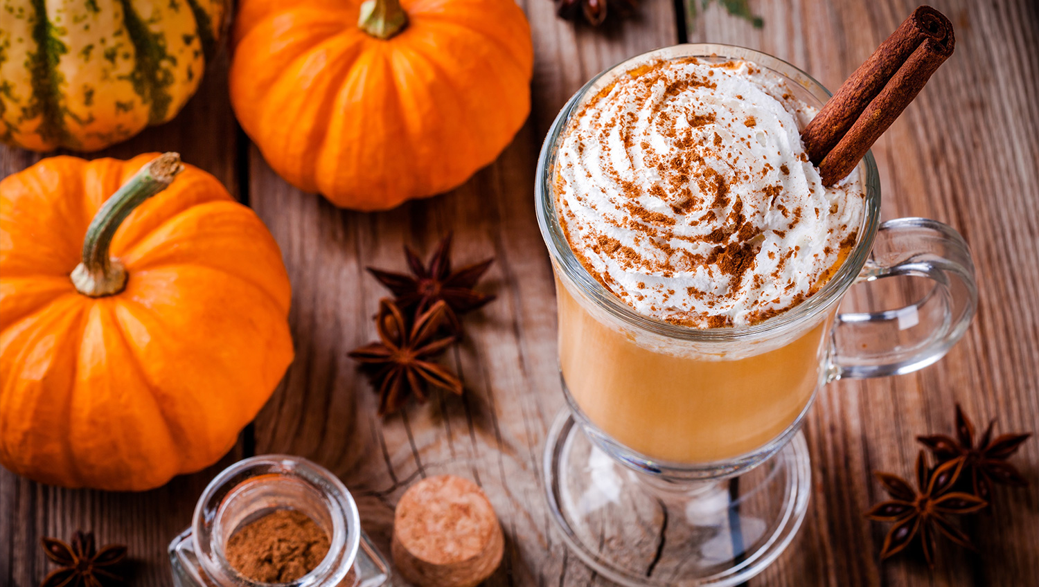 Pumpkin Spice latte w wysokiej szklance termicznej